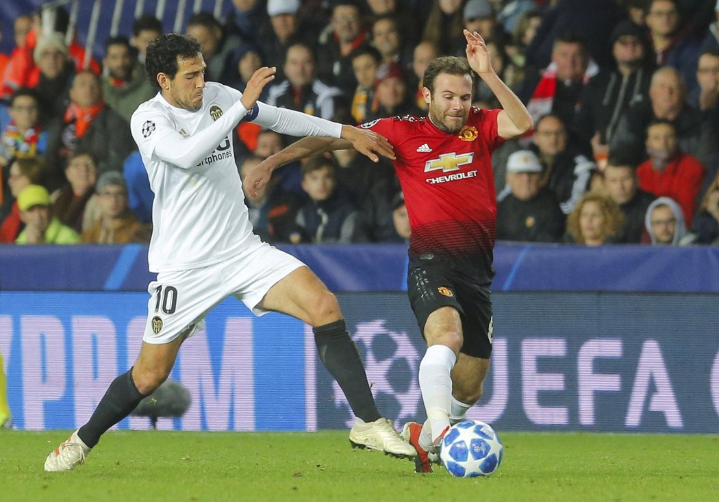 Juana Matu z Manchesteru United se snaží o míč připravit kapitán Valencie Dani Parejo