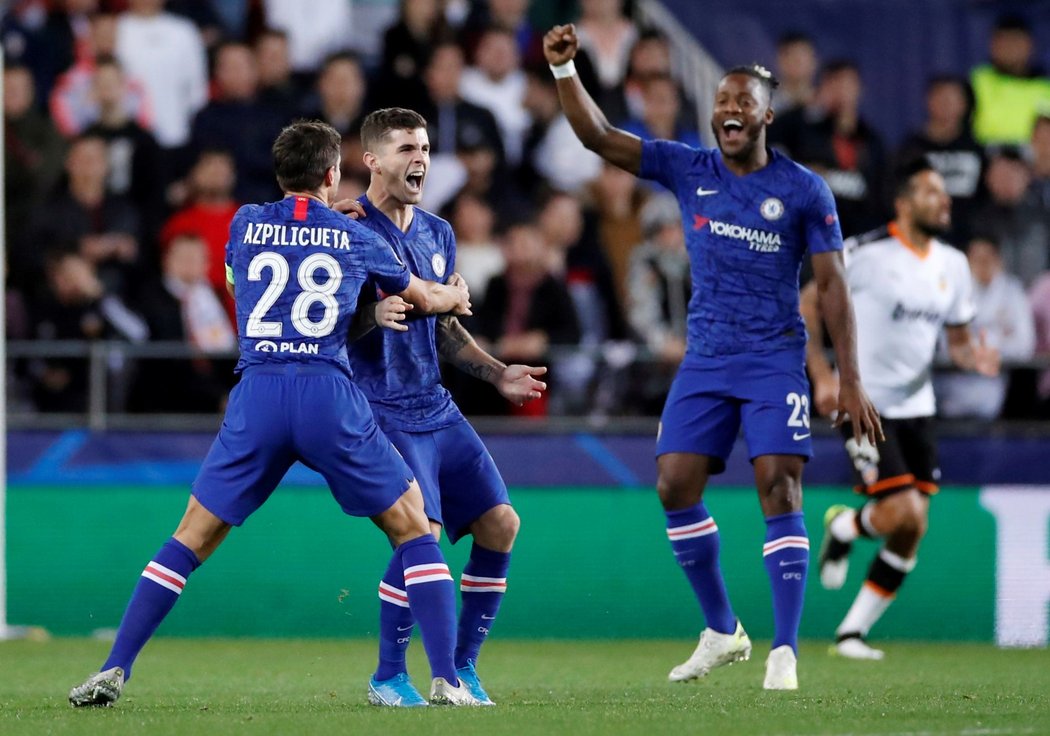 Radost hráčů Chelsea po gólu na 2:1 proti Valencii, který byl uznán až po konzultaci s VAR