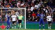 Rozhodčí Felixe Zwayer uznává po konzultaci s VAR druhý gól Chelsea v zápase s Valencií v Lize mistrů