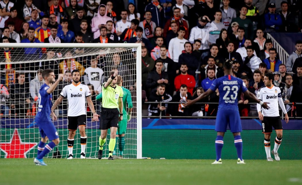 Rozhodčí Felixe Zwayer uznává po konzultaci s VAR druhý gól Chelsea v zápase s Valencií v Lize mistrů