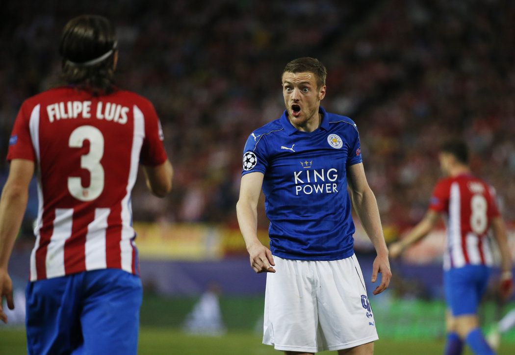 Jamie Vardy z Leicesteru debatuje s obráncem Atlétika Filipe Luisem