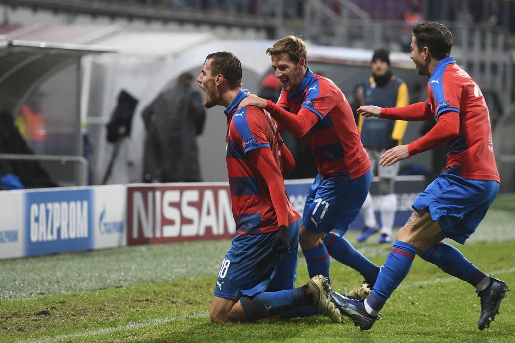 Tomáš Chorý (vlevo) spustil explozi plzeňské radosti po gólu na 2:1