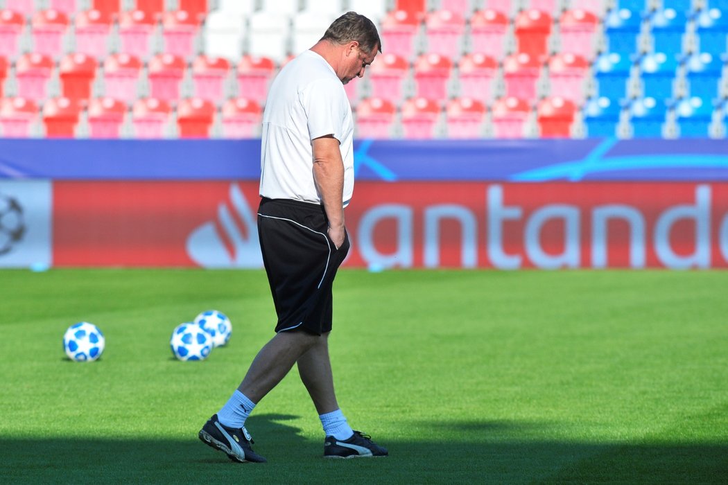 Zamyšlený Pavel Vrba během tréninku před zápasem s CSKA