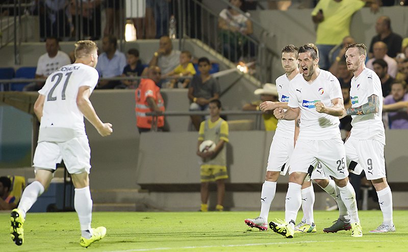 Hráči Viktorie Plzeň po vstřelení branky do sítě Maccabi Haifa