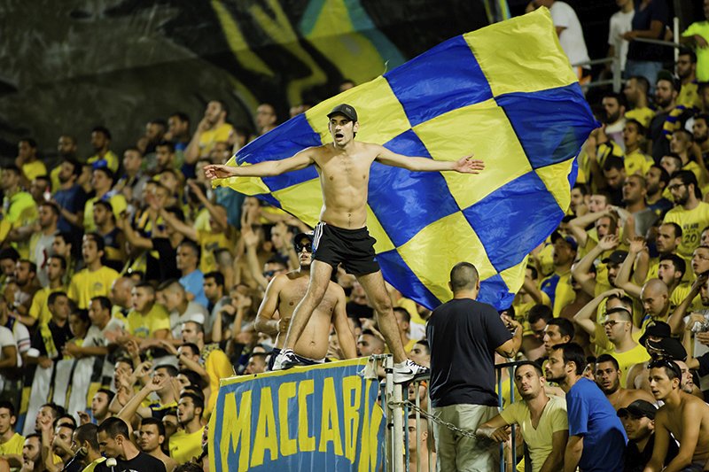 Fanoušci domácího Maccabi Tel Aviv