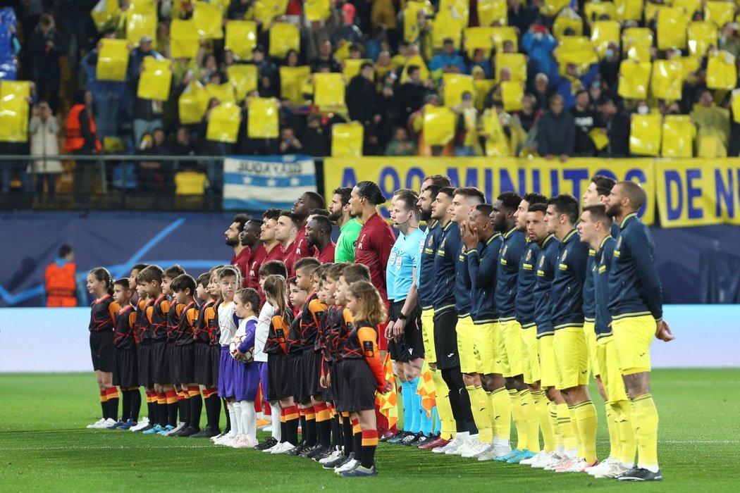 Nástup hráčů Villarrealu a Liverpoolu před semifinále LM