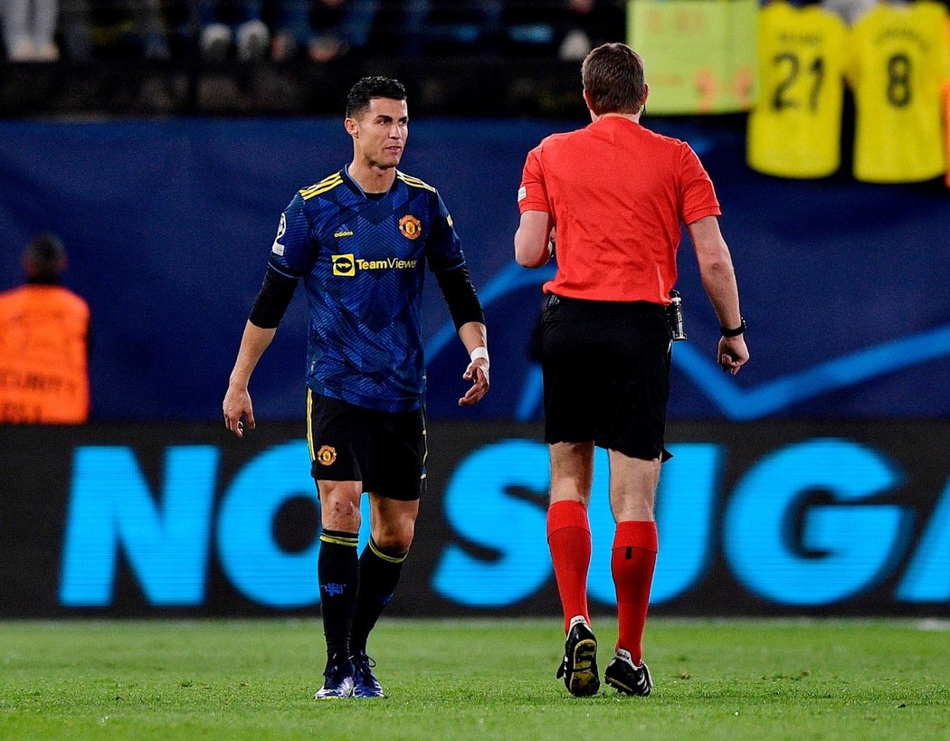 Cristiano Ronaldo zahlíží na rozhodčího v zápase United na půdě Villarrealu