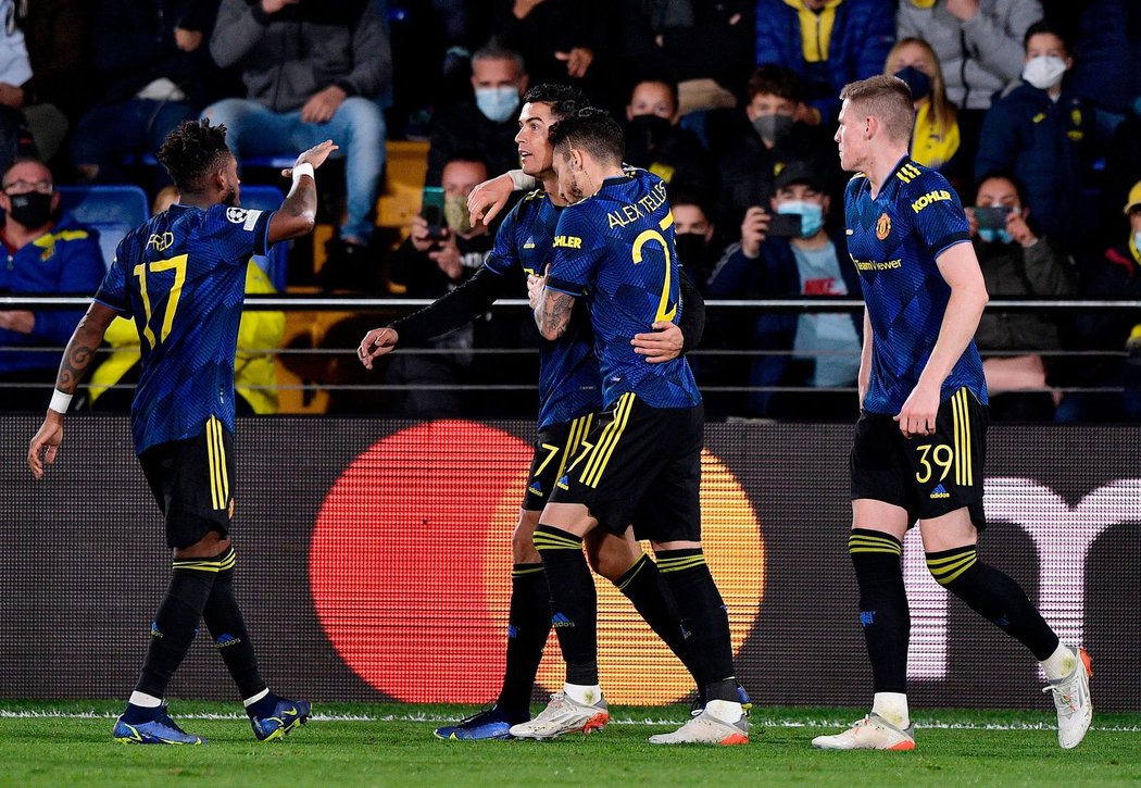 Fotbalisté Manchesteru United slaví gól Cristiana Ronalda proti Villarrealu