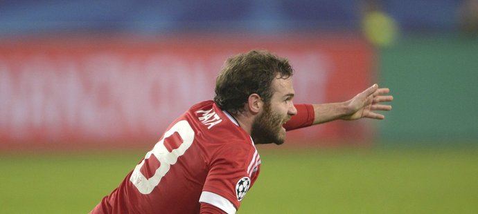 Juan Mata po souboji upadl na trávník