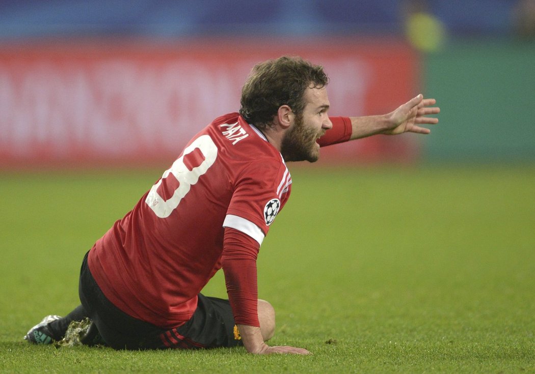 Juan Mata po souboji upadl na trávník