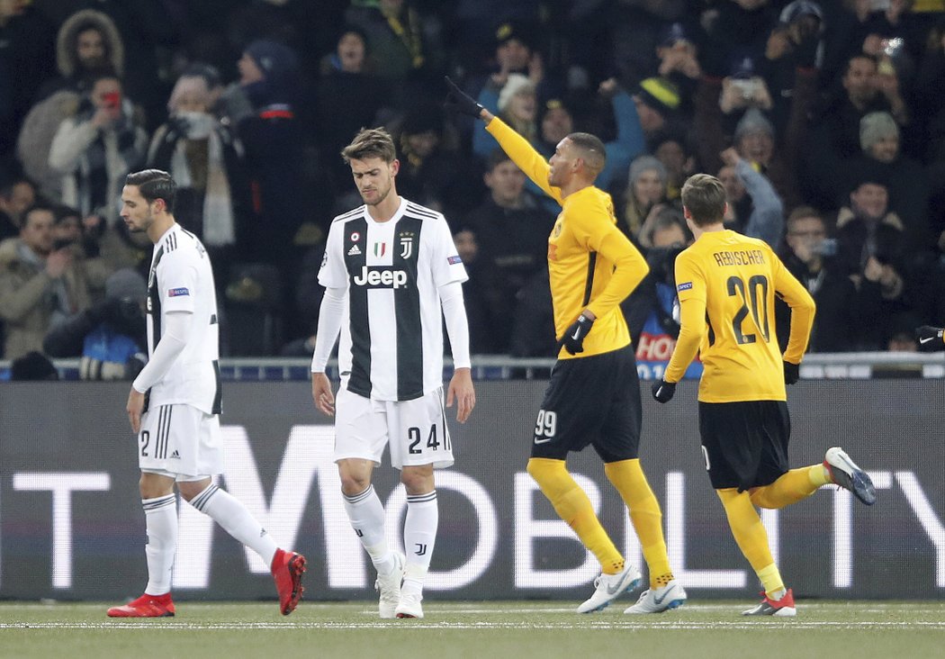 Guillaume Hoarau z Young Boys Bern slaví po gólu z penalty do sítě Juventusu
