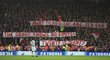 Zápas provázely protesty fanoušků Bayernu proti cenám vstupného na zápasy Ligy mistrů.