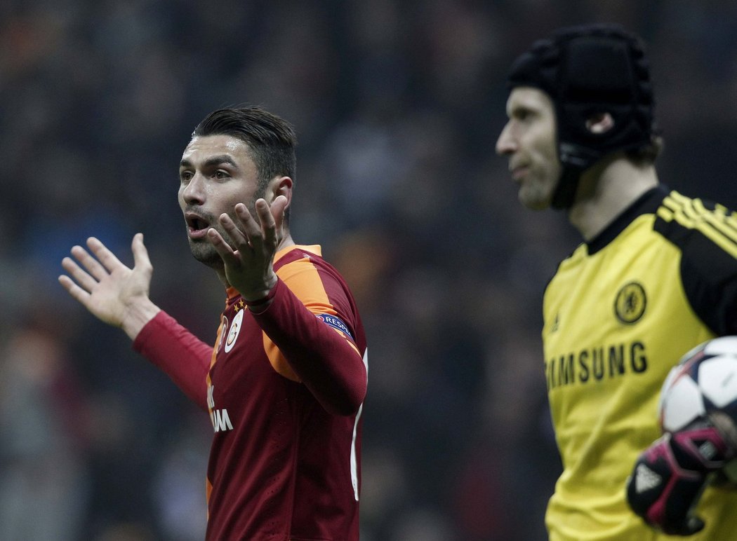 Burak Yilmaz se rozčiluje po sporném odpískání faulu