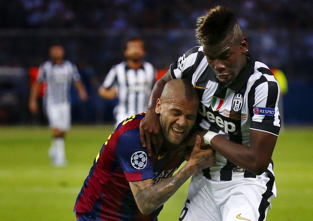 Alves bojuje s Pogbou ve finále Ligy mistrů