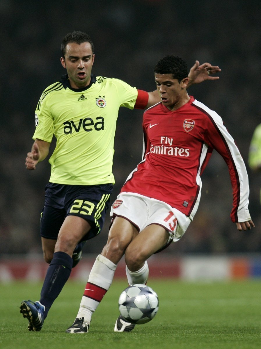 Denilson bojuje o míč v zápase Arsenalu s Fenerbahce.