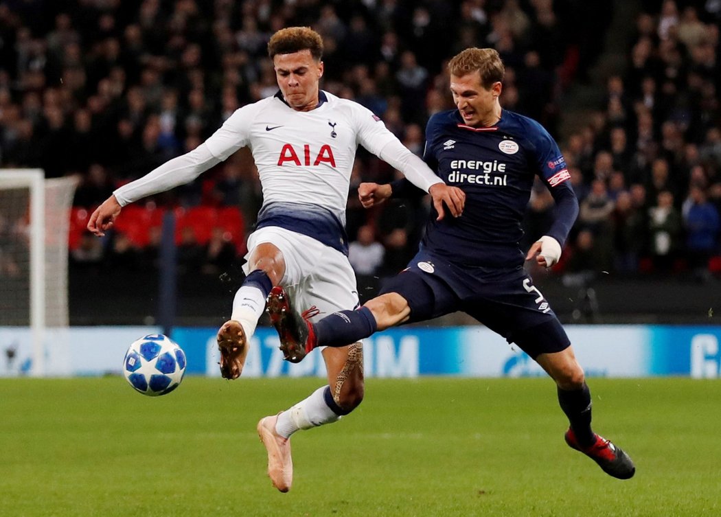 Dele Alli (vlevo) v souboji s Daniel Schwaabem (vpravo) během duelu Tottenhamu s PSV Eindhoven