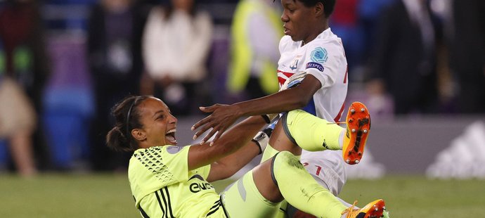 Brankářka Lyonu Sarah Bouhaddiová slaví svou rozhodující penaltu ve finále Ligy mistryň proti PSG