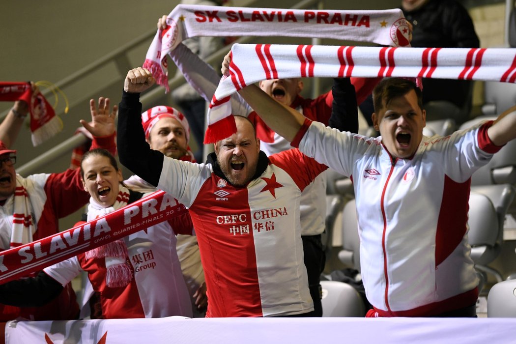 Fanoušci Slavie na utkání pražských fotbalistek v MnichověS