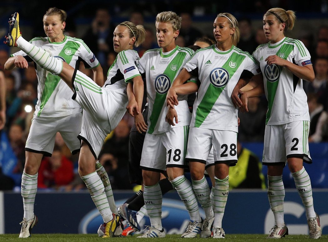 Fotbalistky Wolfsburgu a jejich neprodyšná zeď ve finále Ligy mistryň s Lyonem. Německý tým vyhrál 1:0 gólem Martiny Müllerové z penalty