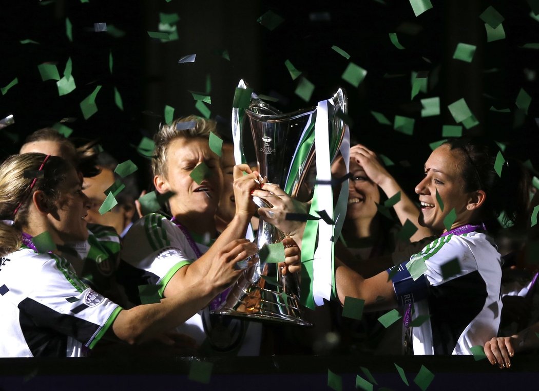 Radost fotbalistek Wolfsburgu po triumfu v Lize mistryň. Německý tým vyhrál 1:0 gólem Martiny Müllerové z penalty