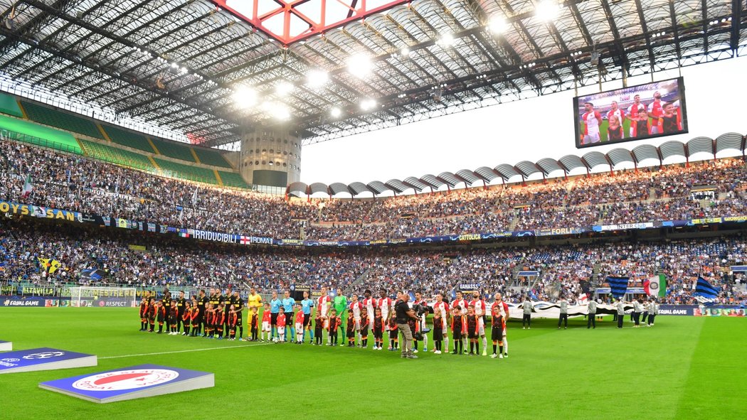 Fotbalisté Slavie (v červenobílém) a Interu Milán nastoupení před zahájením zápasu Ligy mistrů