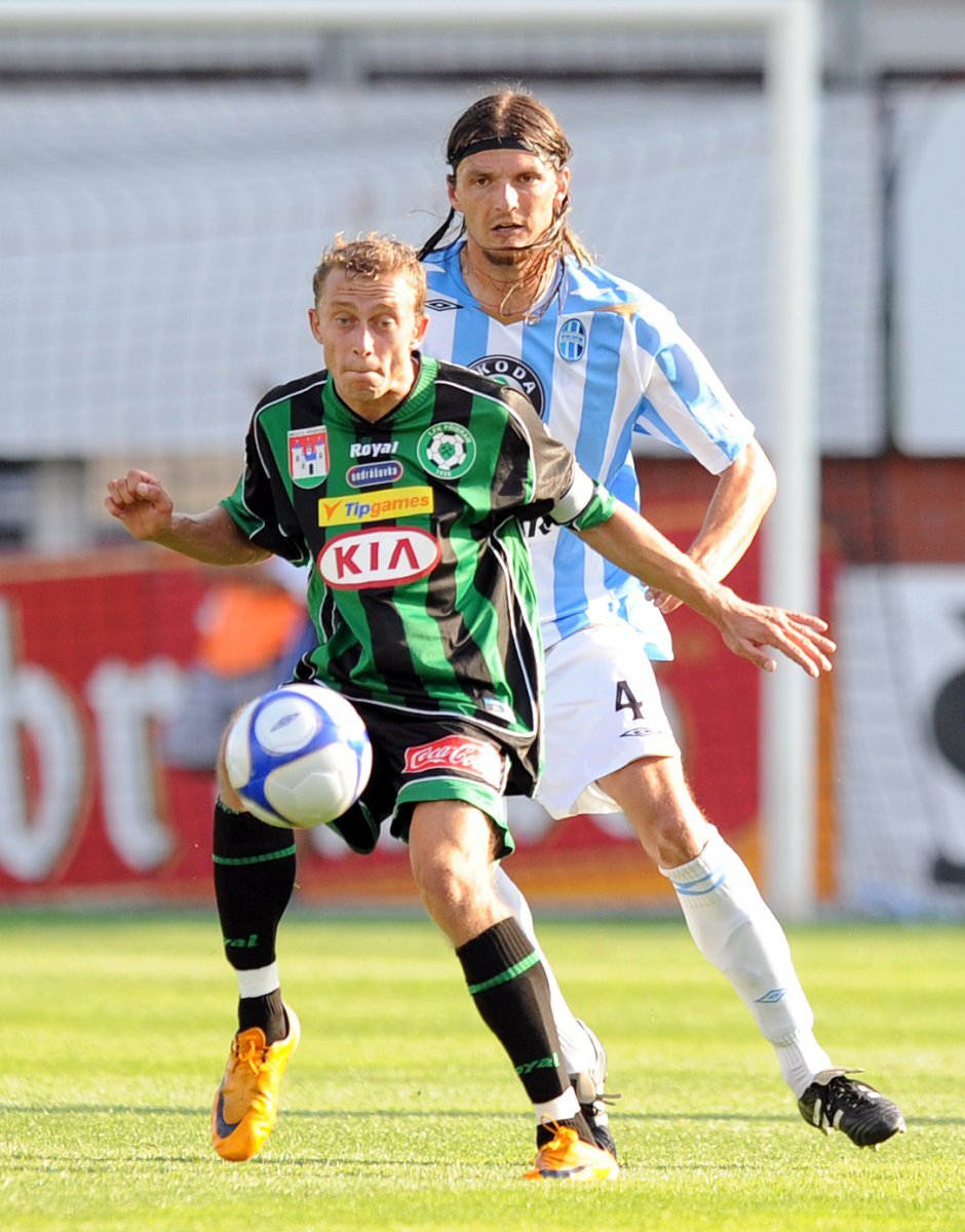 Daniel Huňa (vlevo, Příbram) a Adrian Rolko (M. Boleslav) v souboji o míč.