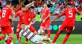 Šok! Portugalci bez CR7 padli se Švýcary, Haaland rozhodl derby