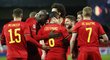 Fotbalisté Belgie oslavují vstřelenou branku do sítě Anglie