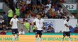 Zdrcení hráči Anglie po třetí brance Maďarska