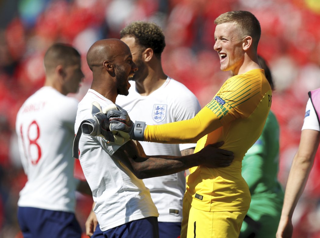 Jordan Pickford a Fabian Delph se radují po úspěšně zvládnutých penaltách se Švýcarskem