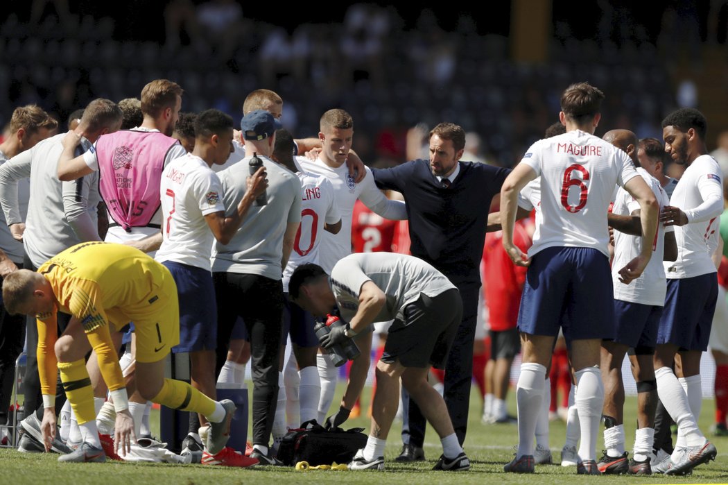 Gareth Southgate udílí Angličanům poslední pokyny před penaltami