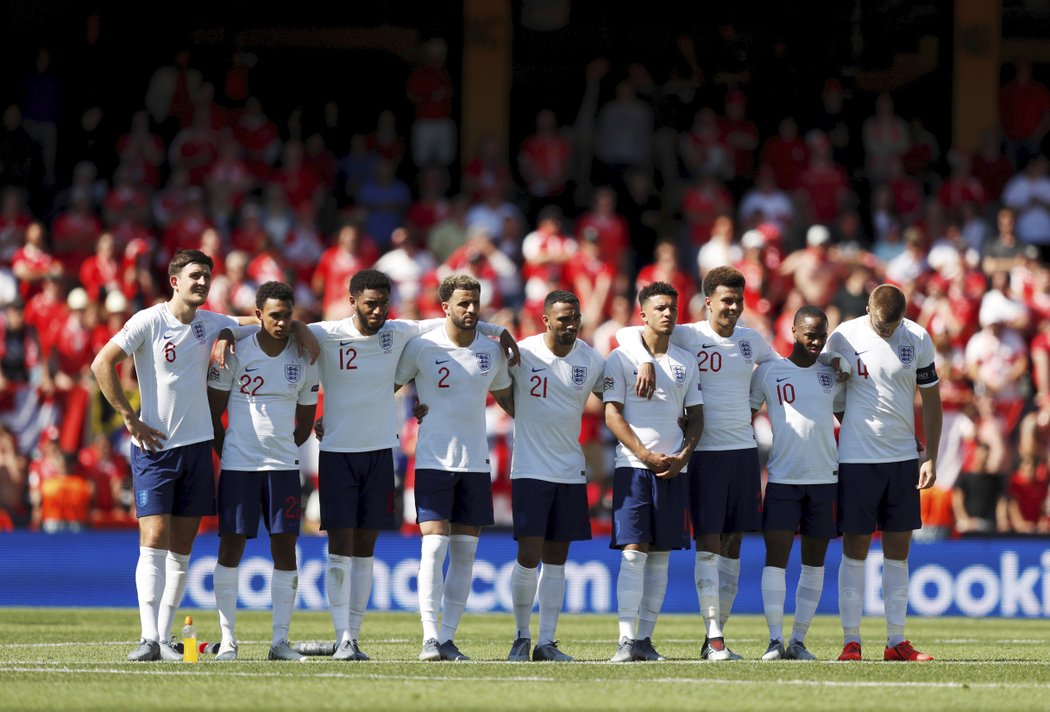 Reprezentace Anglie před penaltovým rozstřelem se Švýcarskem