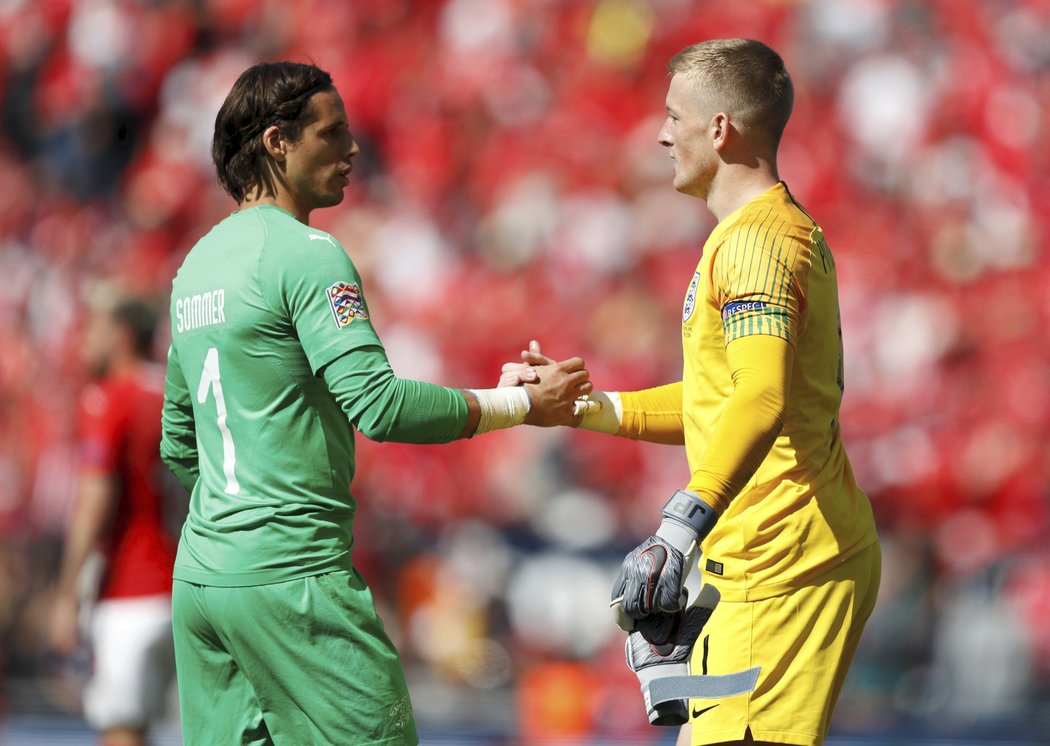 Gólmani Jordan Pickford a Yann Sommer se zdraví po penaltovém rozstřelu