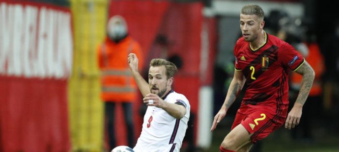 Harry Kane (vlevo) a Toby Alderweireld (vpravo) v souboji o míč během zápasu Belgie s Anglií