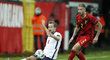 Harry Kane (vlevo) a Toby Alderweireld (vpravo) v souboji o míč během zápasu Belgie s Anglií