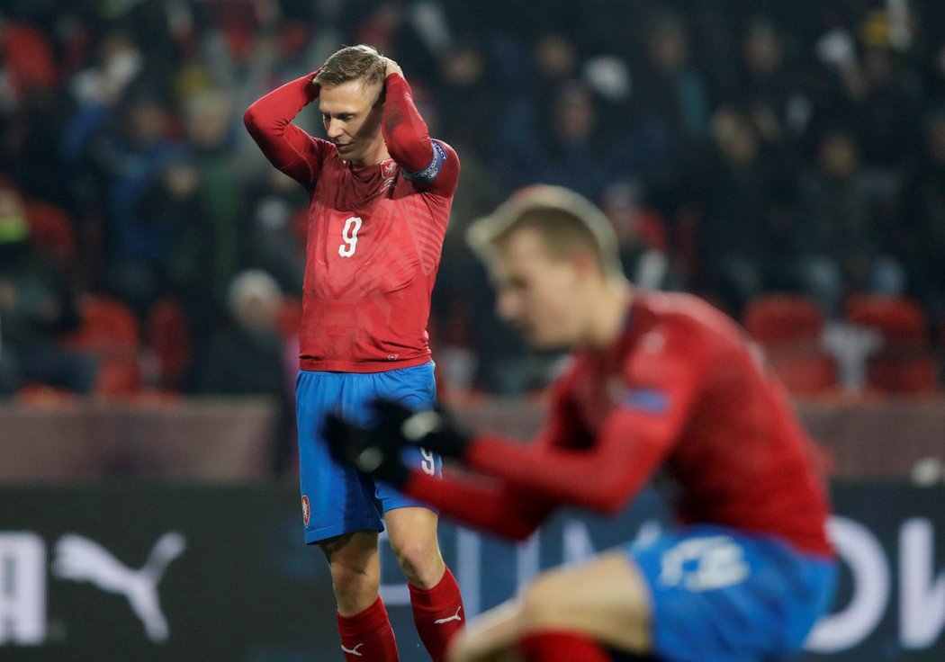 Bořek Dočkal krátce poté, co střelu konečky prstů vytáhl na roh brankář Slovenska Martin Dúbravka