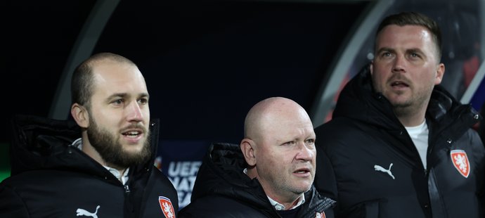 Trenérský štáb během utkání Česka s Gruzií