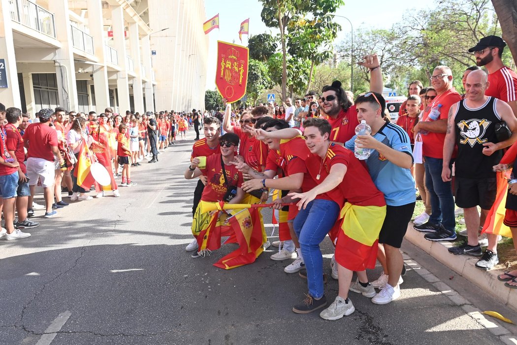 Španělští fanoušci čekají na autobus s reprezentaci v Málaze