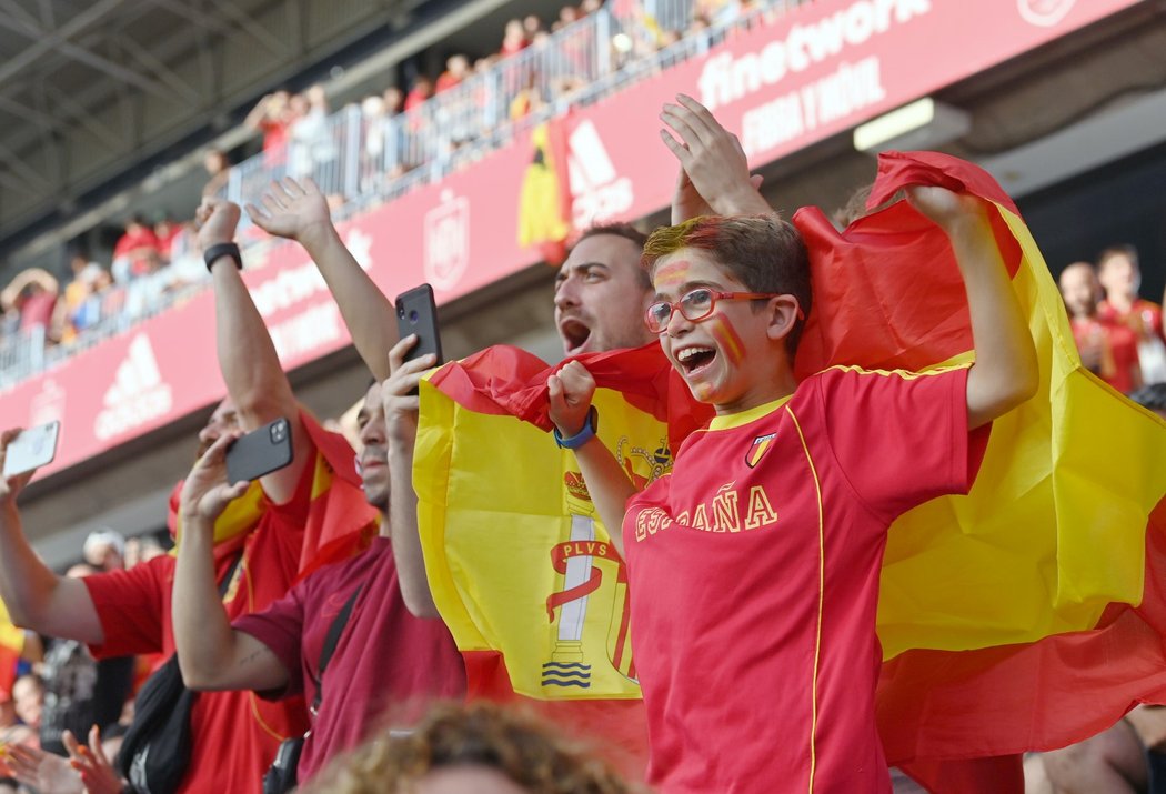 Španělští fanoušci před zápasem Ligy národů proti Česku