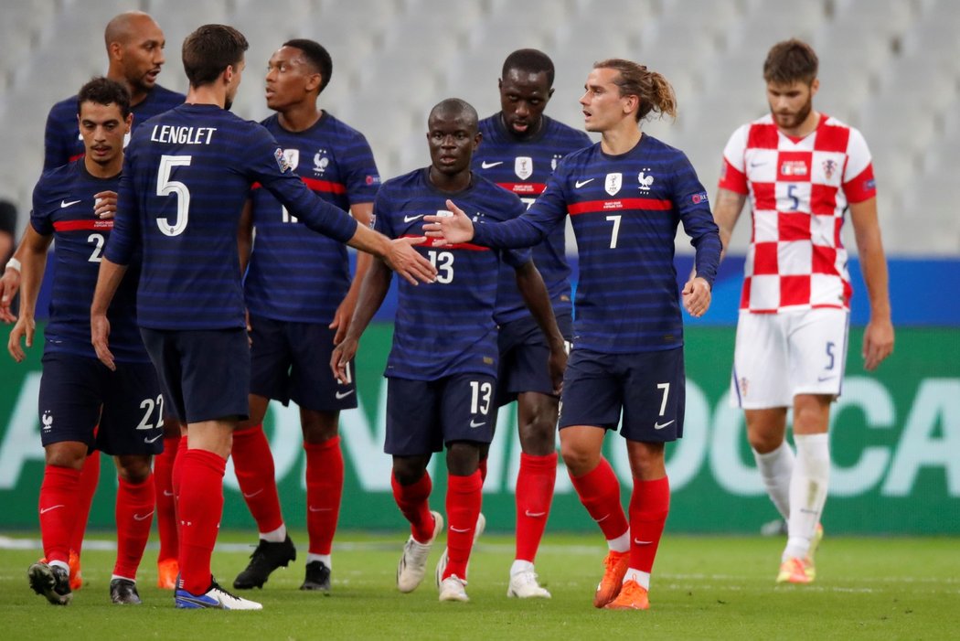 Francouzští fotbalisté se radují z trefy proti Chorvatsku