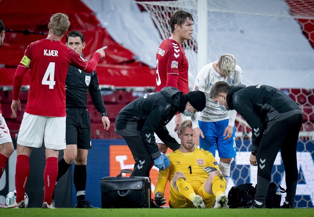 Kasper Schmeichel po střetu se soupeřem nedochytal zápas Ligy národů mezi Dánskem a Islandem (2:1)