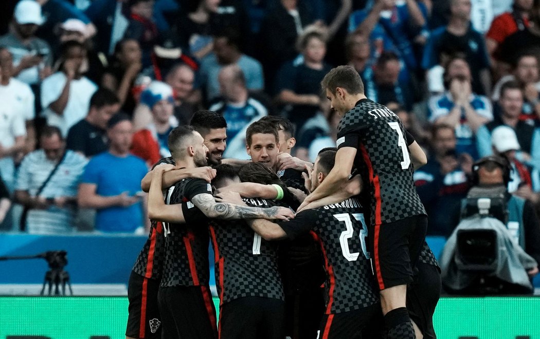 Chorvatští fotbalisté se radují z gólu