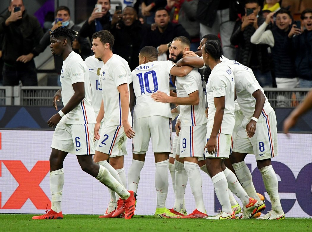 Radost Francouzů po gólu Karima Benzemy ve finále Ligy národů proti Španělsku