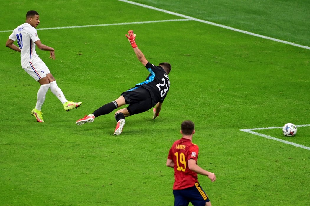 Kylian Mbappé dává druhý gól Francie ve finále Ligy národů proti Španělsku