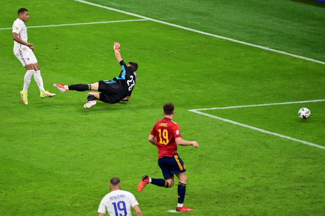 Kylian Mbappé dává druhý gól Francie ve finále Ligy národů proti Španělsku