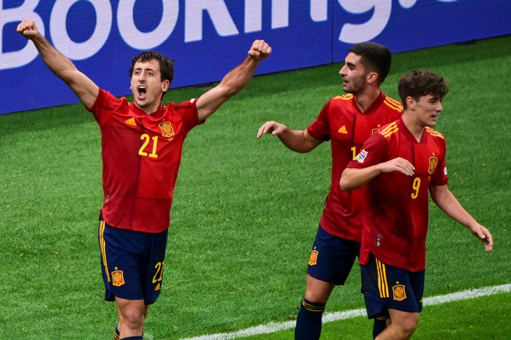Španěl Mikel Oyarzabal (21) oslavuje svou trefu ve finále Ligy národů proti Francii