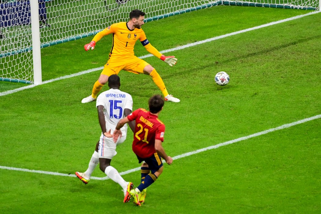 Španěl Mikel Oyarzabal (21) dává gól ve finále Ligy národů proti Francii