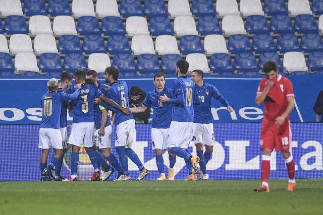 Fotbalisté Itálie se radují ze vstřelené branky do sítě Belgie