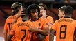 Nizozemští fotbalisté se radují z jediné branky utkání, kterou vstřelil Steven Bergwijn