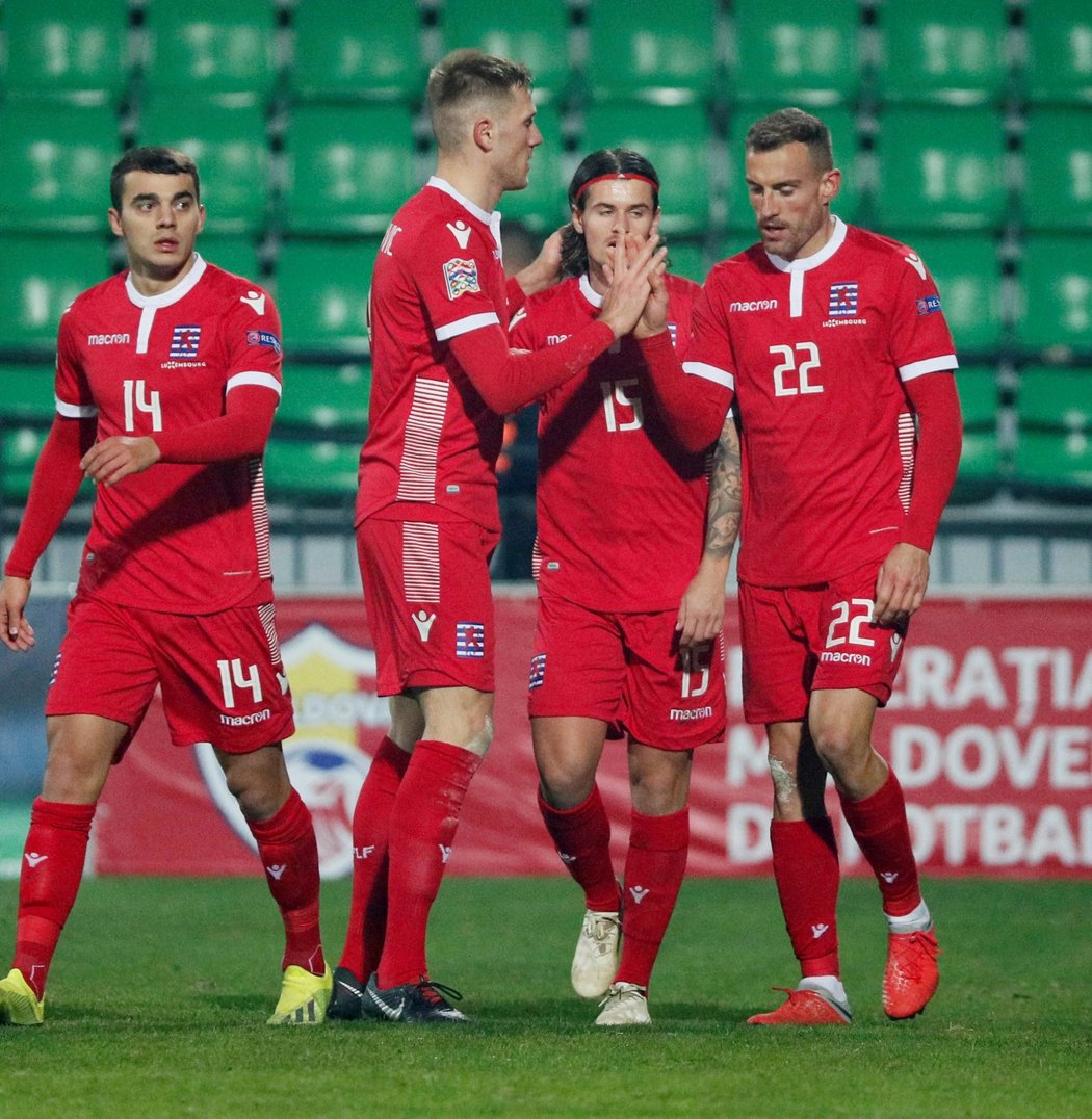 Lucemburští fotbalisté oslavují trefu svého spoluhráče Bensiho do sítě Moldavska